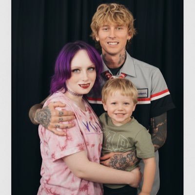 28| 📍Cleveland| emo Tomboy🤟🏻| Lakeland 🤟🏻 @machinegunkelly is king 👑. #EST4LIFE❌❌