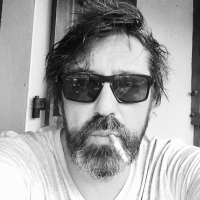 Restaurateur fan de Rock,entouré exclusivement de femmes pour le meilleur comme le pire.Mes tweets n’engagent pas la patronne.