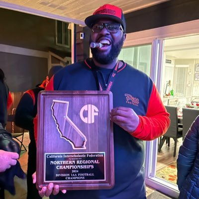 #Pastor #LUNABOIZ4LIFE #RIPMOM RIP Floyd #LongLive44 #INGODWETRUST A football coach at Pittsburg high school ☠️🏴☠️🔶◼️