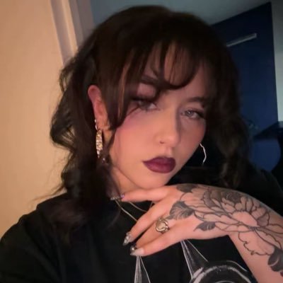 • Humour & rire légendaire tous les soirs en direct sur @Twitch et peut être que tu connais ma voix | contact : Trixy@thenode.gg