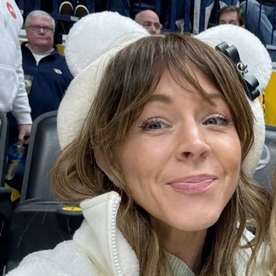 Linsfanspage's profile picture. 🎶 Music, love & a heart that connects 🌎 If you follow, I’ll remember you 💞🎻.
