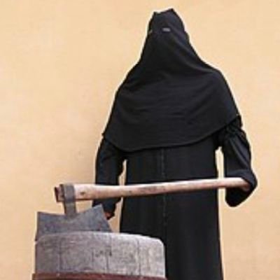 Amo Ken Follett e Wilbur Smith.
Mi diverte quel burlone di Salvini, ma non sopporto chi lo prende sul serio.
Agnostico, provo disgusto per chi bestemmia.