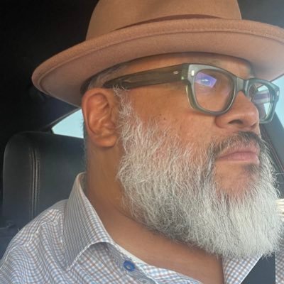 laurieiza's profile picture. life’s great.