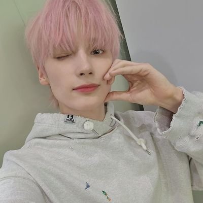 thevi1rginlis's profile picture. mongolica deluleando con kai :3