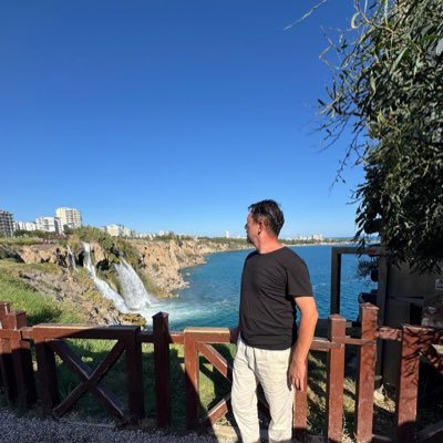 Ortaköy’lü , Kabataş’lı ,kahve ☕️seyahat 🛳️ terazi dengedir ♎️. Kahve içmeden konuşmam. Gerekirse iki fincan sonra tekrar sor.