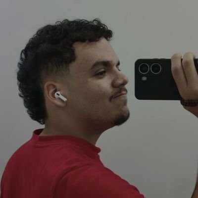 ojoaorochaaa's profile picture. (quase) meio jornalista e escritor