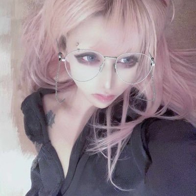 ✃ 貴方... 愛しいの、貴方... 錆びていく唇を濡らすの滲み出す体液 肢体合わせすべて飲み干したなら崩れ去る前に注いで ∔∔∔