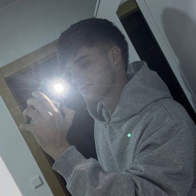 manuperzzz's profile picture. 
