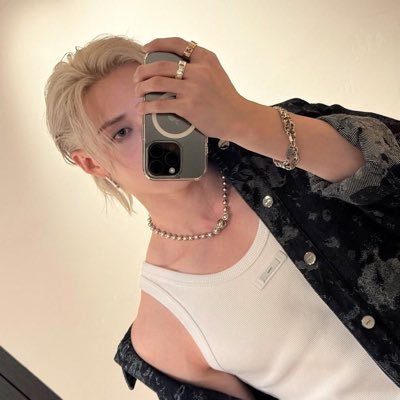 ⟢ 𝘣𝘳𝘢𝘤𝘦 𝘺𝘰𝘶𝘳𝘴𝘦𝘭𝘧, 𝘵𝘢𝘬𝘦 𝘢 𝘴𝘦𝘢𝘵 | infj, autistic, adhd, wlw, stay ot8, chaotic shitpost ⁎⛧ my wife @smellmoon_m ☪︎