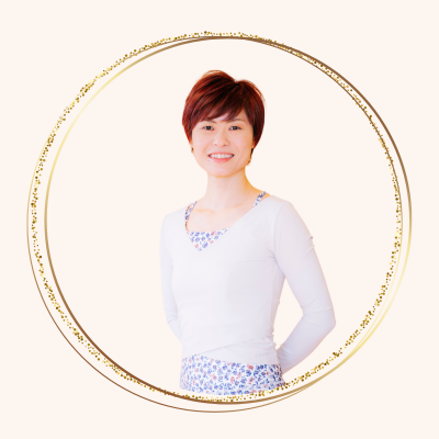 chie_yoga0624's profile picture. 切迫早産を経験し、産後に腰椎椎間板ヘルニアの鋭い痛みを発症し、骨盤周りの緩みから尿漏れを経験する。ヨガとピラティスの動作から痛みと緩みを克服しました！筋肉から美液のマイオカインでハリと艶をインナーから整える。正しい関節の動かし方で5年後、10年後、痛みづらい身体作りを目指しています！