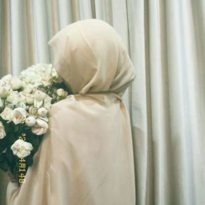 مُسلِمة عربيّة أردنيَّة، متذوّقةٌ للأدبِ شِعْرًا ونَثْرًا، طالِبة في كُليّة الآداب، ولا وصف أحبُّ إليَّ من هذا.