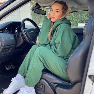 EvanKate19593's profile picture. I’m a caring and honest lady I’m a billionaire I came from a wealthy family I came here to help the poor in any situation
