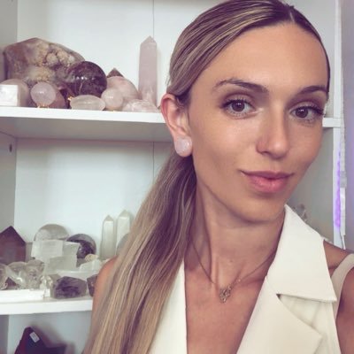 katie_belleame's profile picture. 𝐬𝐞𝐥𝐟 𝐢𝐦𝐩𝐫𝐨𝐯𝐞𝐦𝐞𝐧𝐭 ♡ 𝐦𝐚𝐧𝐢𝐟𝐞𝐬𝐭𝐚𝐭𝐢𝐨𝐧 ♡ 𝐬𝐩𝐢𝐫𝐢𝐭𝐮𝐚𝐥 𝐭𝐢𝐦𝐢𝐧𝐠 self-care boxes | crystals |  | gift & home | career coaching