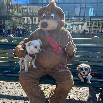 Gutmensch aus Überzeugung. Unangepasst. Streitet für Gerechtigkeit. Multikulturell geprägt. #SeiEinMensch #LautGegenRechts #NichtMeinKanzler