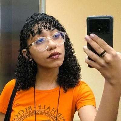 jeliasantanna's profile picture. lia is writing: “S” & “Epifania 2.0” | ela/dela | mysterium tremendum et facinans | letras clássicas