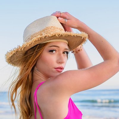 @itsmyraaxo