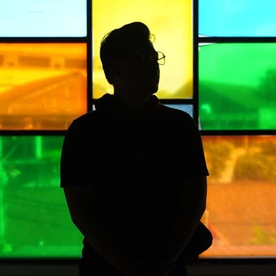 Fotografer numpang lewat yang mengejar momen duniawi dan suka ngomongin Pop Culture (Manga,Komrik,Tokusatsu,Film), dan kadang juga suka ngereview film.