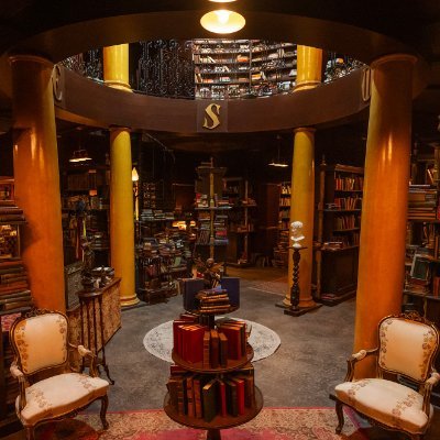 Auteure et prof HG qui veut toujours des aventures d'écriture(s) (hire me!). Premier roman, Les lumières de la ville n'en finissent pas de briller, ed @17arcane