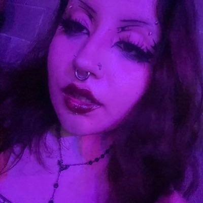 loveflushe's profile picture. 24🦇               rotten fruit falls on its own