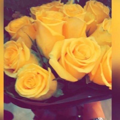 سكريه💙🍬 أضع الأيام الملونة بقلبي ،و أمـضي مُبتهجه بها💛.