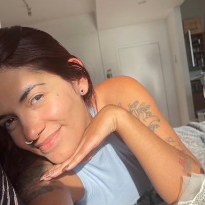 _rebelada's profile picture. Curadora de memes ✨ pinto con luz 📸 | #VivaVenezuelaLibre 🇻🇪