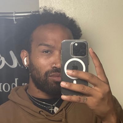 I rap & work music festivals ~ ent+music biz student ♡ ig: jedidiahpeace | EDM, horror movies & Nicki Minaj.