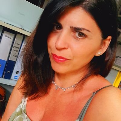 Figlia di una terra aspra ma generosa
Figlia di un maestrale che ti accarezza l'anima e il cuore
Figlia di errori
di amori irrisolti
di passioni veementi.
Io.