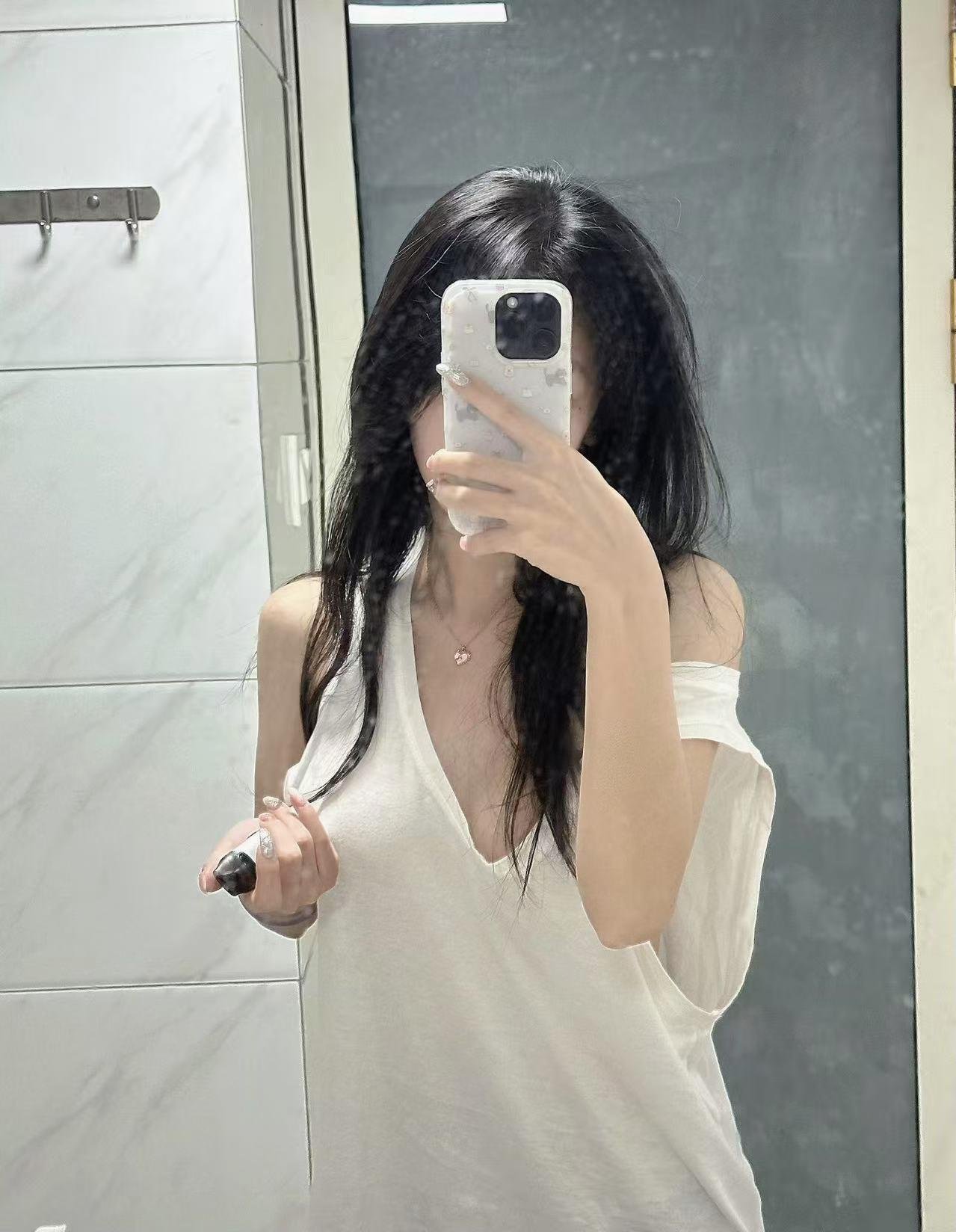 Debra1510095's profile picture. 兼职，下午至晚上有空，自带公寓。线上闲聊勿扰，线下需要点@CFO9pNlwJqH9KDe