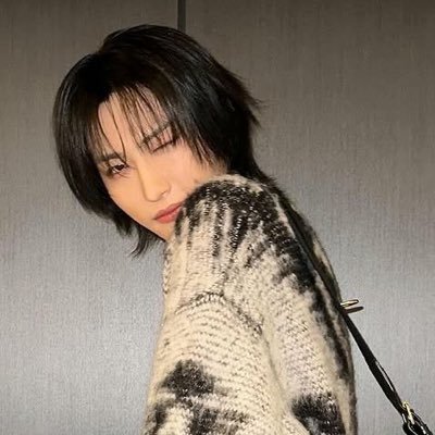 seongkkura's profile picture. that one lesbian who doesn’t play about vampire hwa 🐰🐿️