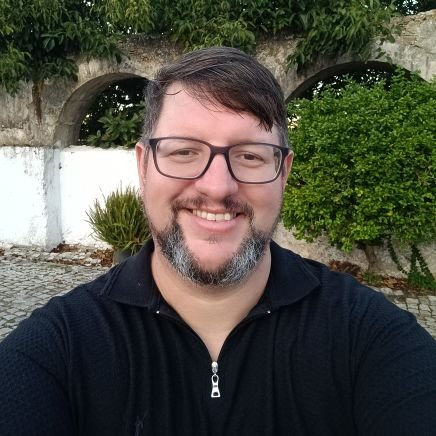 Professor de História, casado, repórter, comentarista, headbanger, antifa, colorado, santarrosense, Schalke 04 e St. Pauli, e apaixonado por futebol.