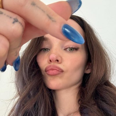 wickedlydovee's profile picture. 