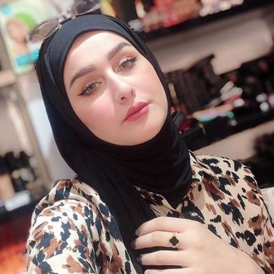 أحب اختلافي وأقدس فكرة أني لا أتبع أحد، لا تهمني أي نظرة في العالم غير نظرتي لذاتي وما دون ذلك؟ لا يعنيني🇮🇶