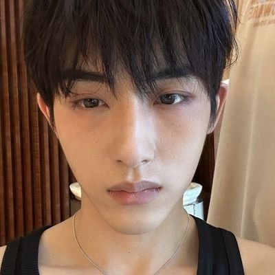 magnretic's profile picture. give the sun a kiss