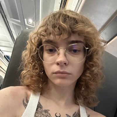 shades_of_soph's profile picture. every day we stray further and further