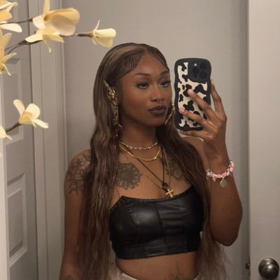 honiee_'s profile picture. if you got this far, real recognize real🖤