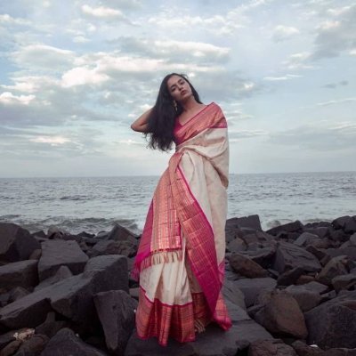 Suhanivyas0109's profile picture. somewhere, far awayyyy.....