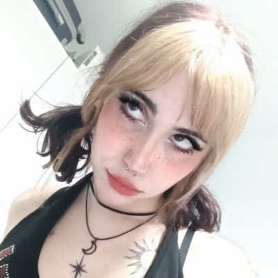 Partner streamer en @TwitchES. Andaluza, friki, pringada y graciosa 🪓 mis enlaces en:
https://t.co/oeMzFxnQhz