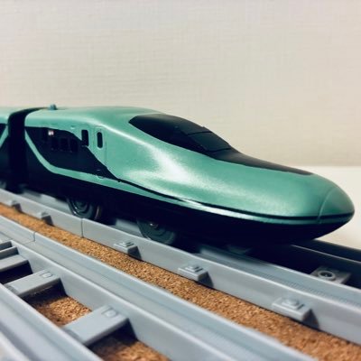 SU3_papa's profile picture. 親の方がプラレール再燃したパターンです。持込レーンに工作した車両をちょいちょい持ち込んでます。シールに頼った工作が好みです。息子(7歳)の興味がプラレールからポケモンに移ってしまったのでどうしたものか悩んでます。守備範囲は東京/埼玉/神奈川です。小田原出身、都内在住、会社員、昭和末期ガチジジイです。ひとつよしなに…