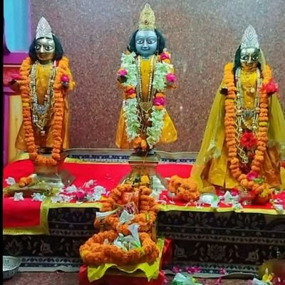 नीलाम्बुज श्यामल कोमलाङ्गं
सीतासमारोपित वाम भागम्।
पाणौ महासायक चारु चापं
नमामि रामं रघुवंशनाथम्।।
#ॐ_राघुवंशनाथाय_नमः🙏