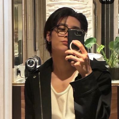 ㅤ eu e os seungchan escutando soad. ㅤㅤㅤㅤㅤㅤ ㅤㅤ ㅤㅤ @hyunrosaglitter.
