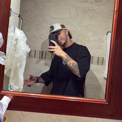 • 🇵🇷 + 🇫🇷 • Fútbol • Tattoo Enthusiast • ig: ariel.edrick31
