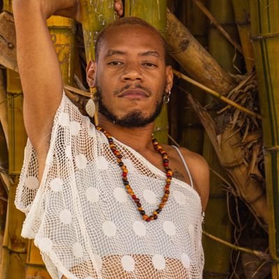 Bixa como antônimo de homem 🏳️⚧️NB⚧️
Poeta, escritora, multiartista
• Não Monogâmica Politica •
Ciências Sociais - UFF •
Campos dos Goytacazes/RJ 📍♉