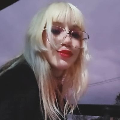 Divas do pop, nerdices, decepções, borderline, anime, maconha, bissexualidade, período fértil e gatos.
Não espere mais do que isso.