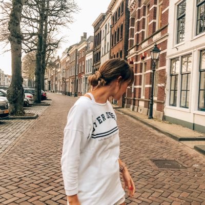 genesisurrutia's profile picture. MBA |  | Mamá multitask | Impulsando la exportación | Empresaria de derecha creyente en el trabajo, la familia y la libertad económica ✨