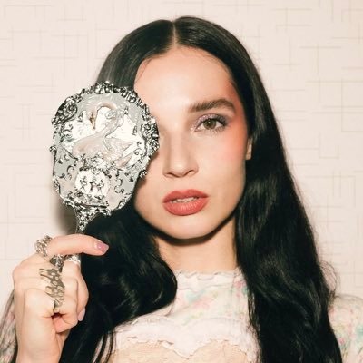 — daily pictures, videos and gifs of Poppy ୨୧ | fan account | dm for credit/removal.