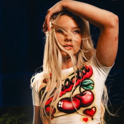 Esc_Rina's profile picture. In my Midnight Sun era 🌺🌈🐬