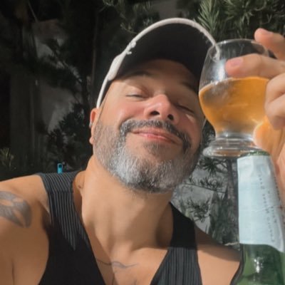Aos esfarrapados do mundo e aos que neles se descobrem e, assim descobrindo-se, com eles sofrem, mas, sobretudo, com eles lutam. - (Paulo Freire)