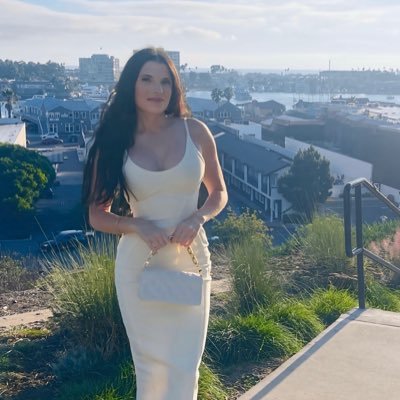 Down to earth, but never boring. Warm, and fun to be around, equal parts sweet & spicy ❤️🔥 📧: dateaubreylinnea@gmail.com