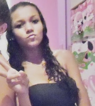 Não me alimento de quase,  não me contento com a metade. Não serei sua meio amiga e nem te darei meu quase amor, é tudo ou nada. Não existe meio termo. ;P