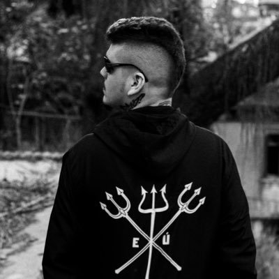 Hip-Hop, Antifascismo e Torcida Organizada. Anarquista, Botafoguense e Vegetariano. Dirijo um Centro de Cultura Social e faço Rap.